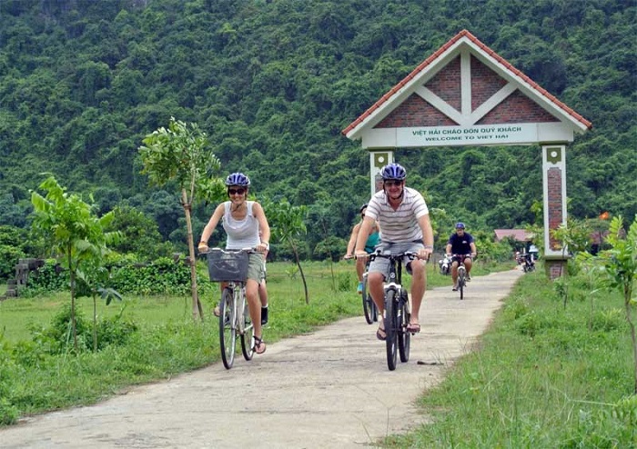 Cycling in Viet Hai village